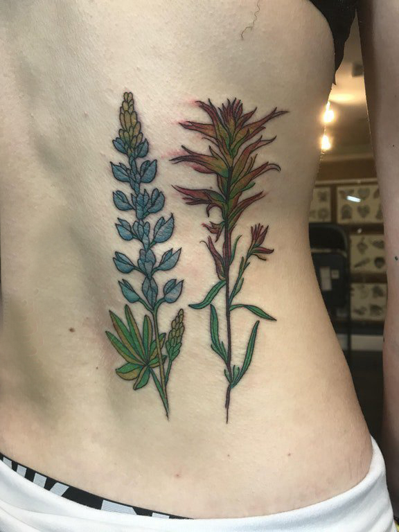 点击大图看下一张：植物纹身素材 女生后腰上彩色的植物纹身图片
