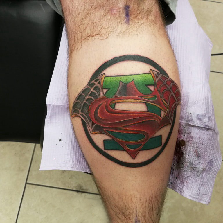点击大图看下一张：超人标志纹身 男生小腿上圆形和超人标志纹身图片