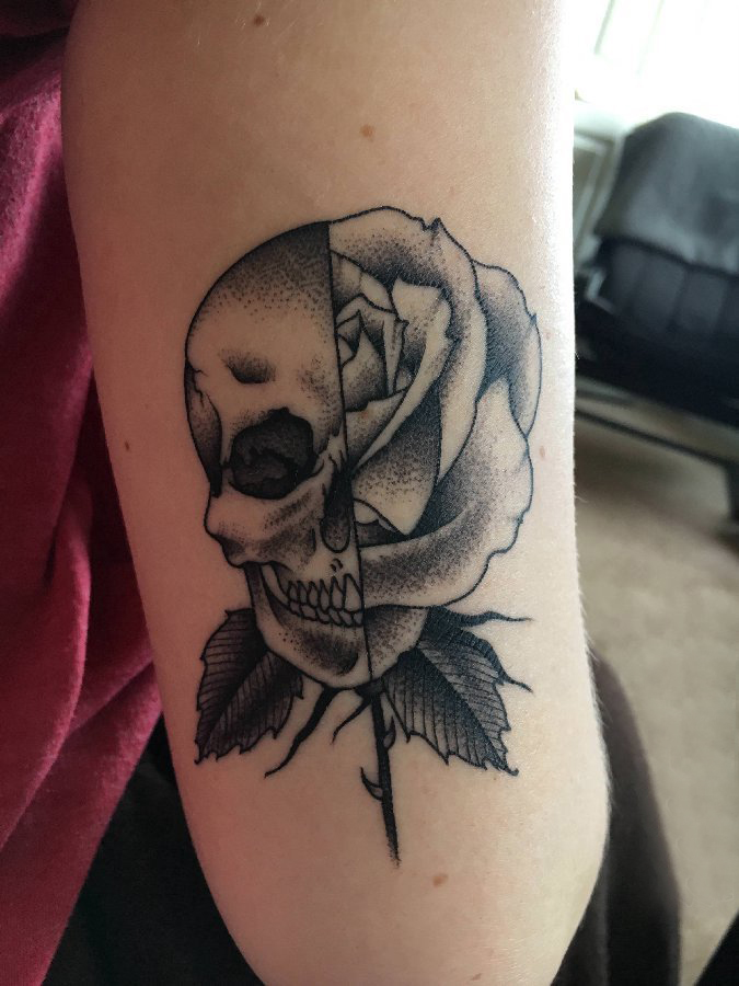 点击大图看下一张：大臂纹身图 女生大臂上骷髅和花朵拼接纹身图片
