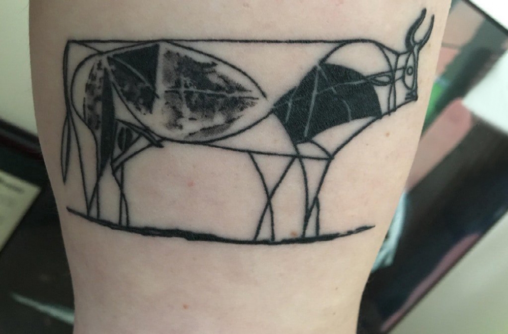 点击大图看下一张：大腿纹身传统 女生大腿上黑色的牛纹身图片
