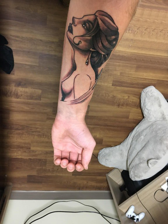 点击大图看下一张：点刺纹身技巧 男生手臂上黑色的人物肖像纹身图片