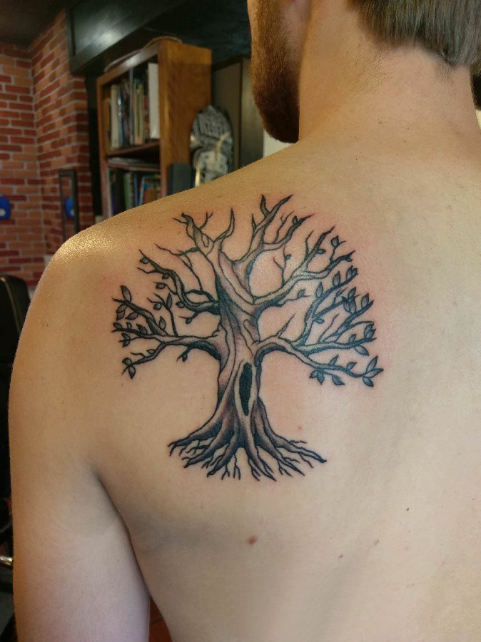 点击大图看下一张：后背纹身男 男生后背上黑色的树纹身图片