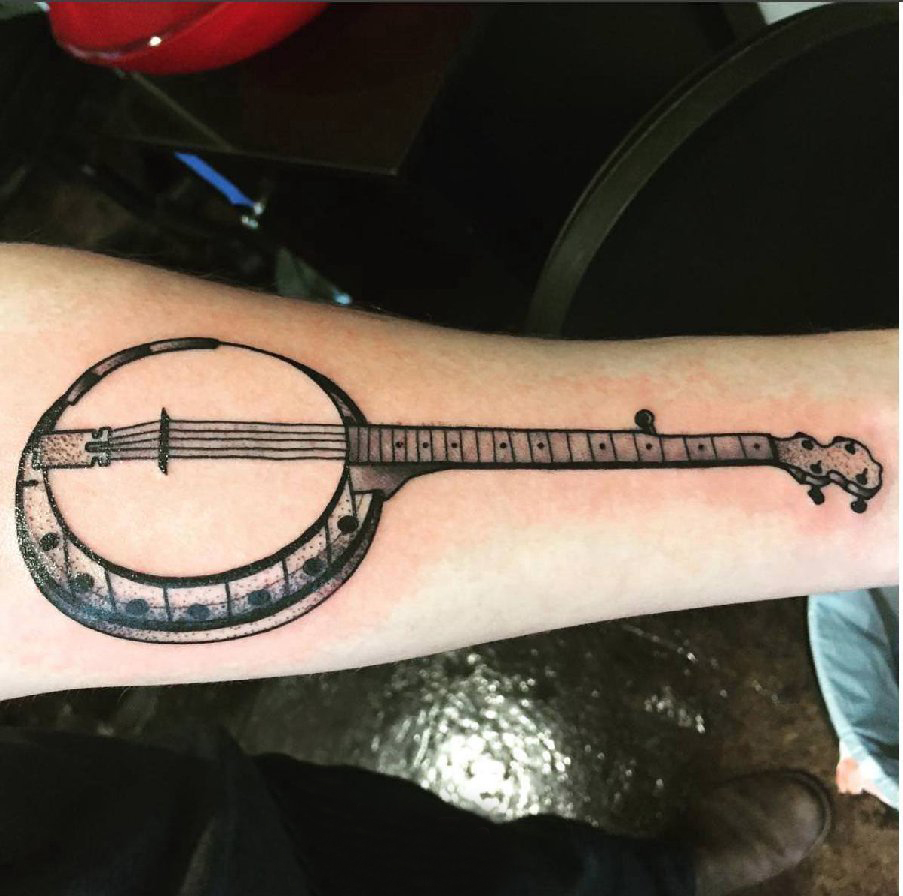 点击大图看下一张：吉普森吉他纹身 男生手臂上黑色的吉他纹身图片