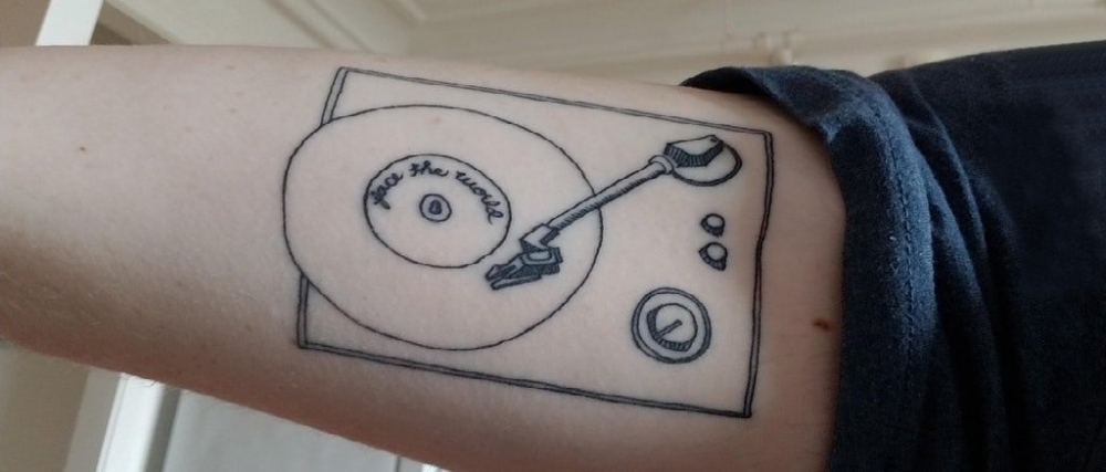 点击大图看下一张：几何元素纹身 男生手臂上黑色的唱片机纹身图片