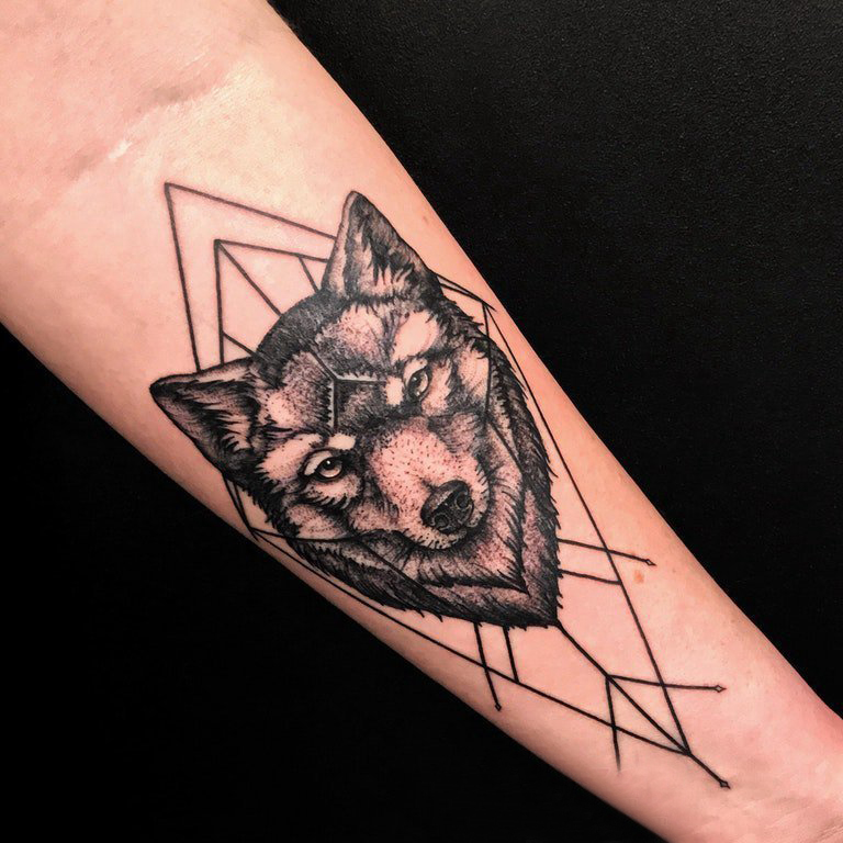 点击大图看下一张：几何元素纹身 男生手臂上几何和狼头纹身图片