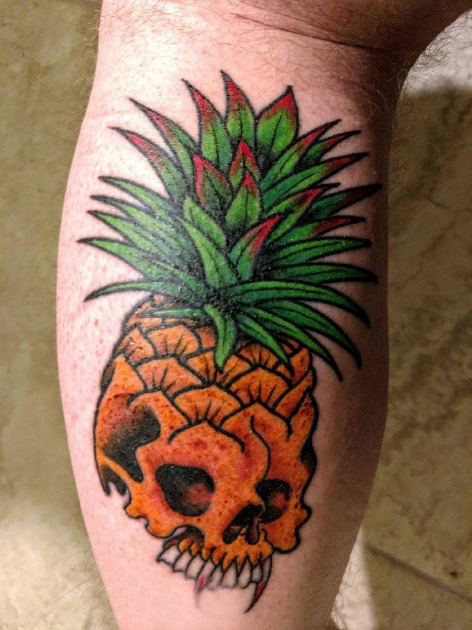 点击大图看下一张：骷髅纹身 男生小腿上菠萝和骷髅纹身图片