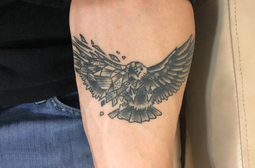 点击大图看下一张：老鹰纹身图案 女生手臂上老鹰纹身图案