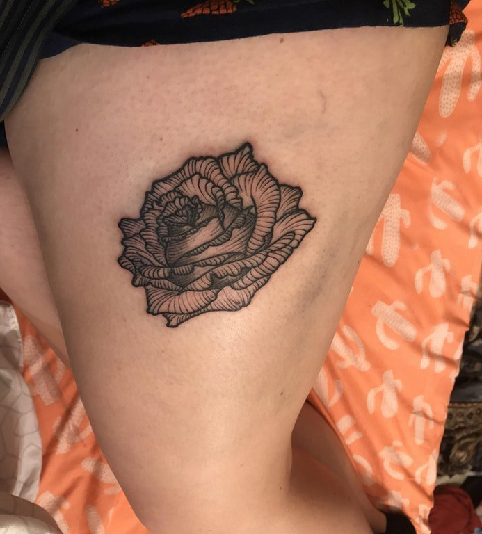 点击大图看下一张：玫瑰纹身 女生大腿上玫瑰纹身图片