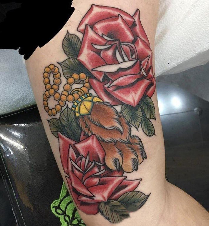 点击大图看下一张：玫瑰纹身 女生手臂上玫瑰纹身图片