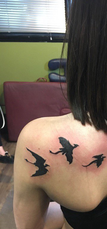 点击大图看下一张：鸟纹身 女生背部鸟纹身图片