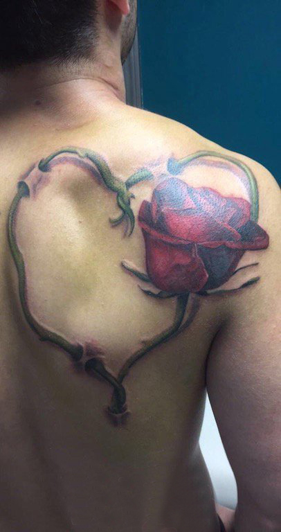 点击大图看下一张：欧美玫瑰纹身 男生背部欧美玫瑰纹身图片