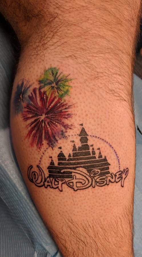 点击大图看下一张：欧美小腿纹身 男生小腿上烟火和迪士尼城堡纹身图片