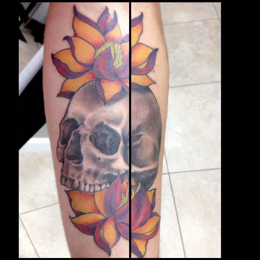 点击大图看下一张：手臂纹身素材 男生手臂上莲花和骷髅纹身图片