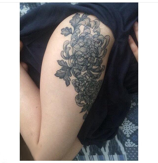 点击大图看下一张：花朵纹身 女生大腿上黑色的菊花纹身图片