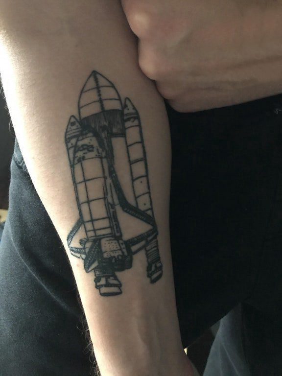 点击大图看下一张：极简线条纹身 男生手臂上黑色的火箭纹身图片