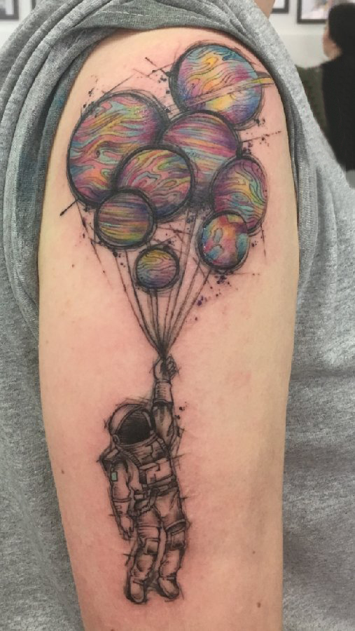 点击大图看下一张：几何元素纹身 男生大臂上气球和宇航员纹身图片