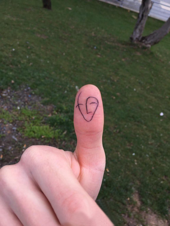 点击大图看下一张：简约手指纹身 男生手指上黑色的面具纹身图片