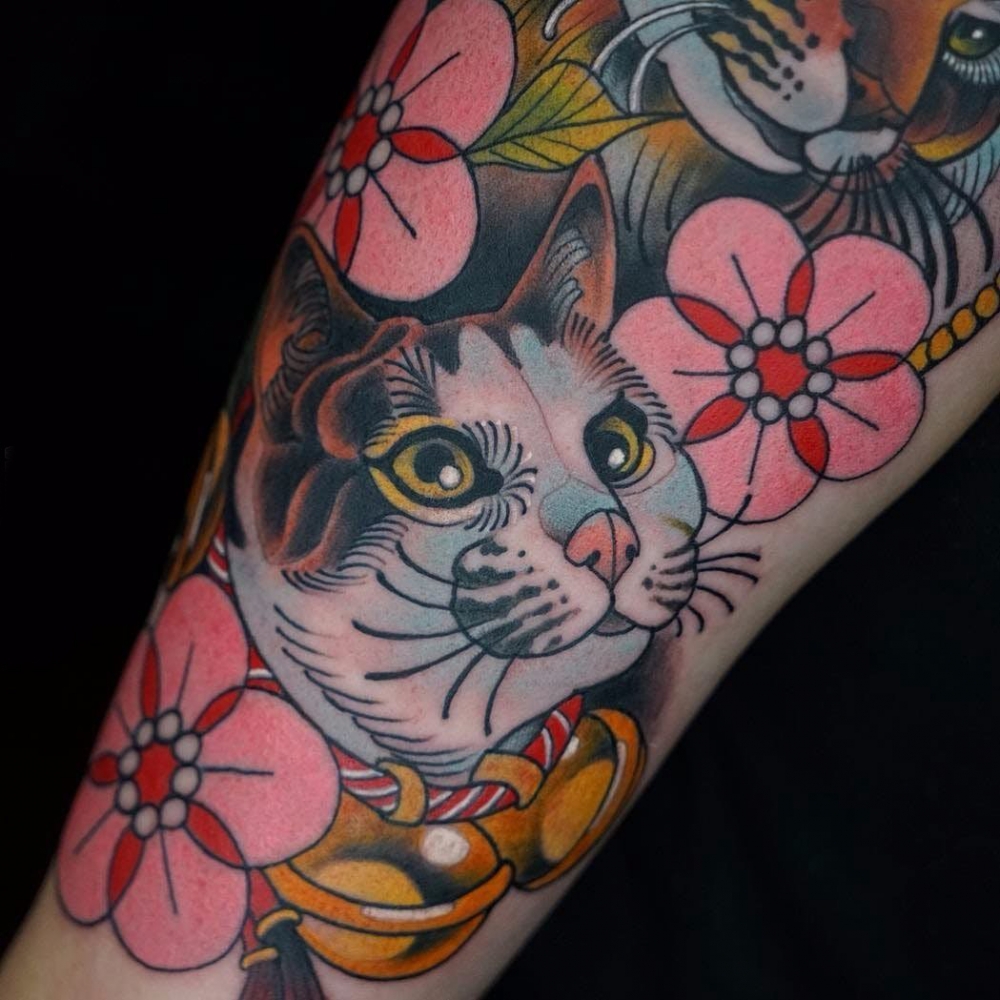 点击大图看下一张：欧美小腿纹身 女生小腿上花朵和猫咪纹身图片