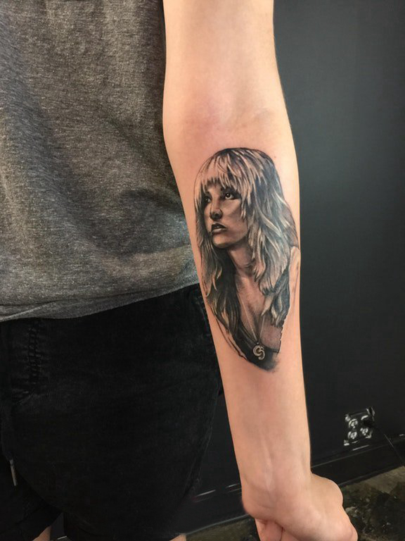 点击大图看下一张：人物纹身图片 女生手臂上女性人物纹身图片