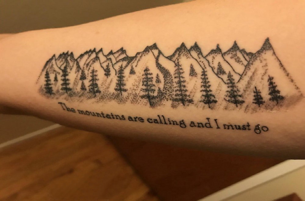 点击大图看下一张：手臂纹身素材 男生手臂上大树和山脉纹身图片