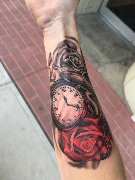 点击大图看下一张：手臂纹身素材 男生手臂上玫瑰和时钟纹身图片