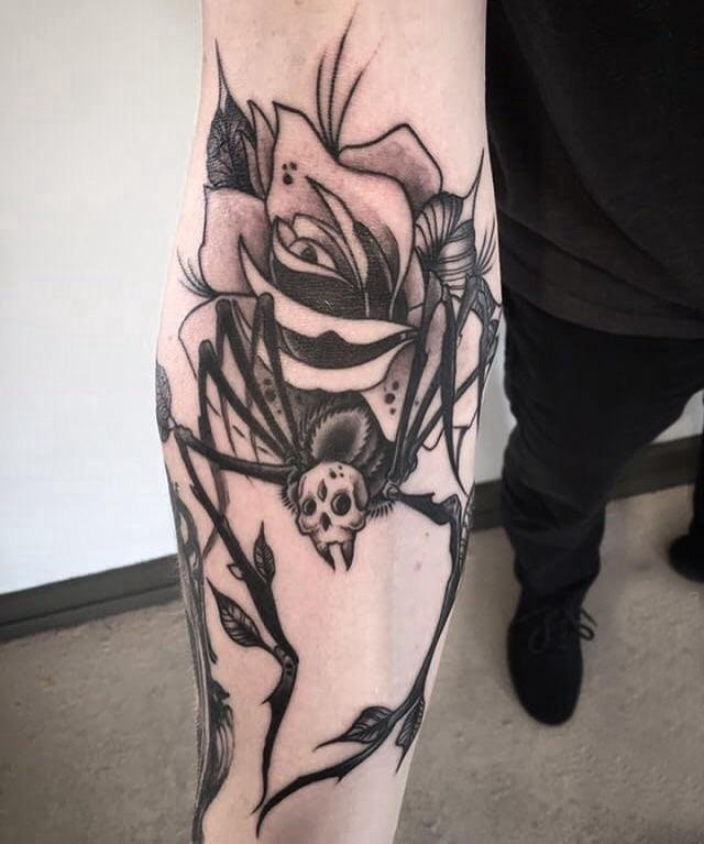 点击大图看下一张：手臂纹身素材 男生手臂上玫瑰和蜘蛛纹身图片