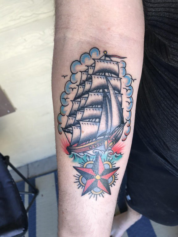 点击大图看下一张：手臂纹身素材 男生手臂上五角星和帆船纹身图片