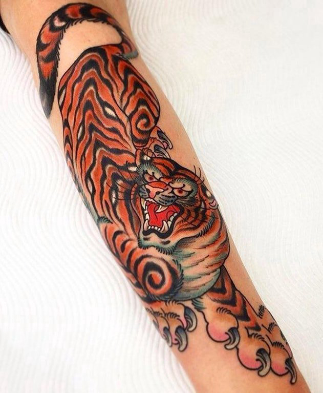点击大图看下一张：手臂纹身素材 女生手臂上彩色的老虎纹身图片