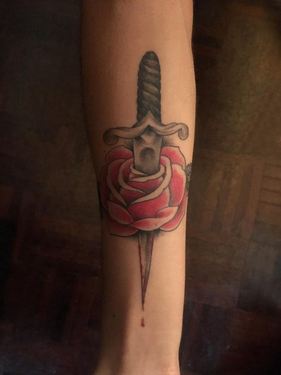 点击大图看下一张：手臂纹身图案女生 女生手臂上玫瑰和匕首纹身图片