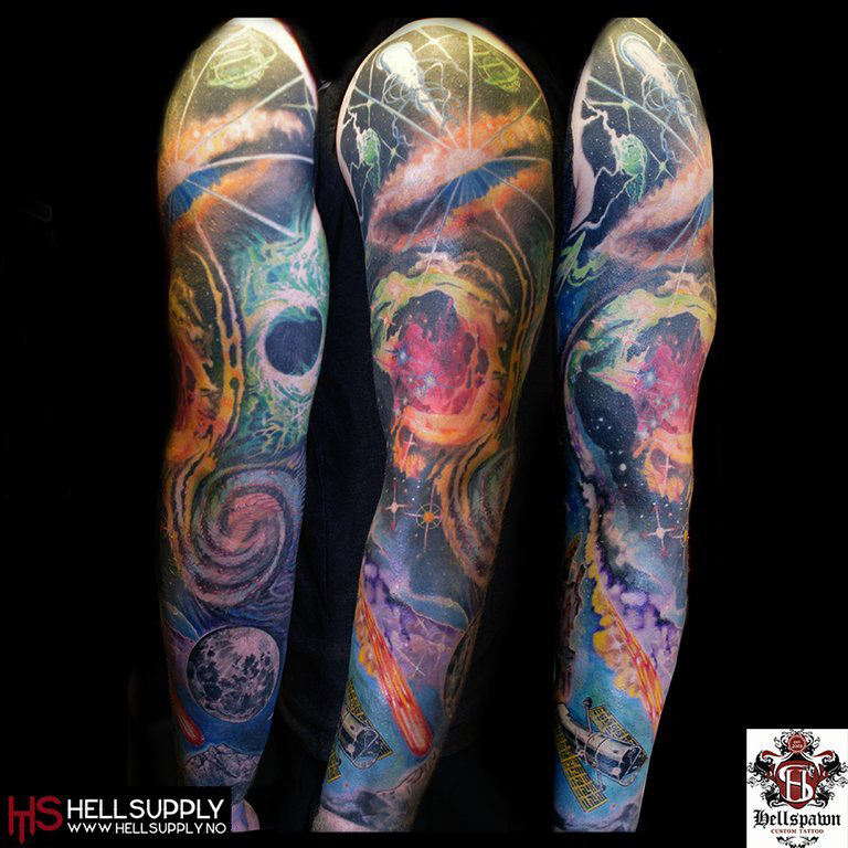 点击大图看下一张：手臂纹身图片 男生手臂上彩色的宇宙纹身图片