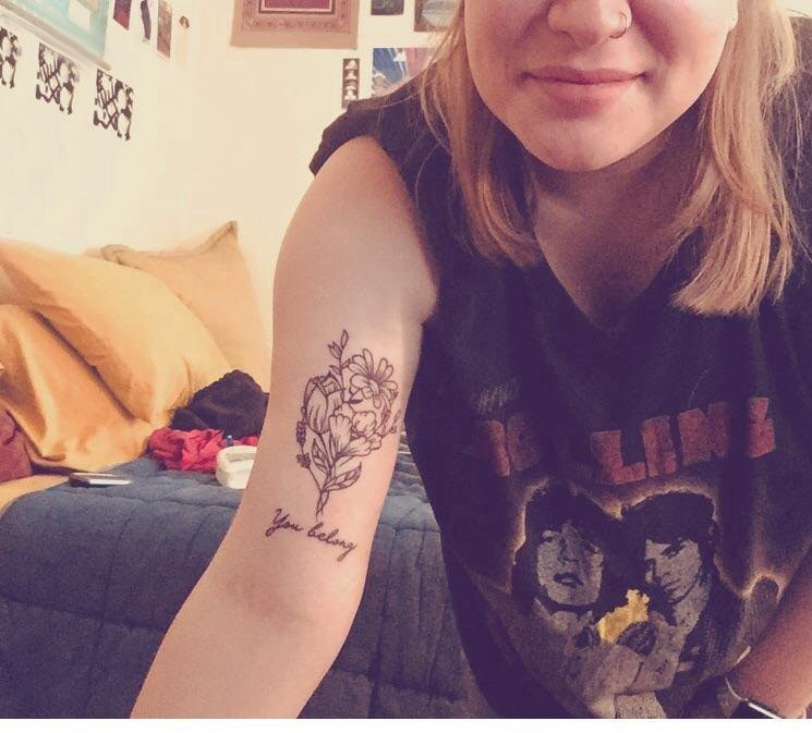 点击大图看下一张：手臂纹身图片 女生手臂上英文和花朵纹身图片