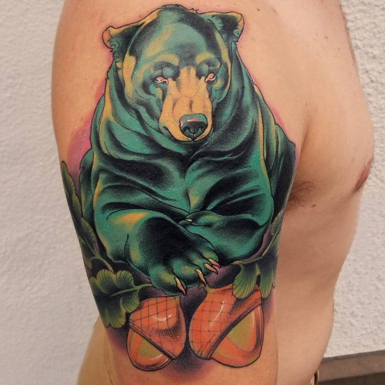 点击大图看下一张：双大臂纹身 男生大臂上彩色的熊纹身图片
