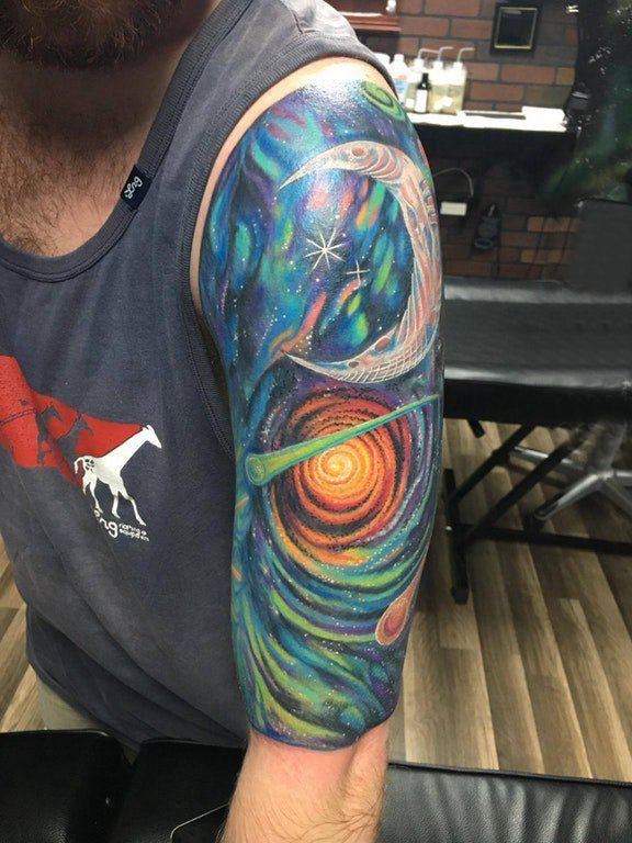点击大图看下一张：双大臂纹身 男生大臂上彩色的宇宙纹身图片
