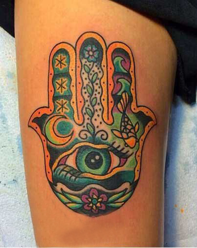 点击大图看下一张：彩绘纹身 女生大腿上彩色的法蒂玛之手纹身图片