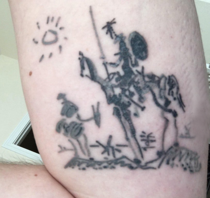 点击大图看下一张：抽象线条纹身 男生大腿上黑色的唐吉珂德纹身图片