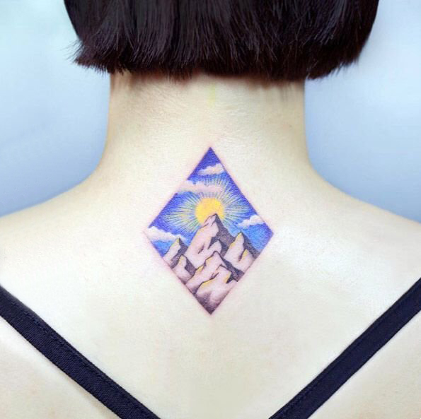 点击大图看下一张：后颈部纹身 女生后颈上菱形和山脉纹身图片