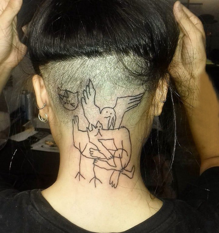 点击大图看下一张：后颈部纹身 女生颈后黑色的卡通纹身图片
