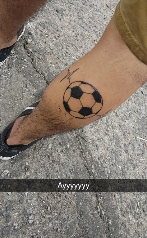 点击大图看下一张：几何元素纹身 男生小腿上黑色的足球纹身图片