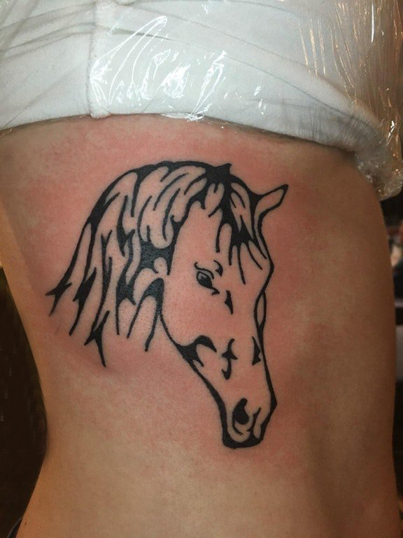 点击大图看下一张：简单线条纹身 女生侧腰上黑色的马纹身图片