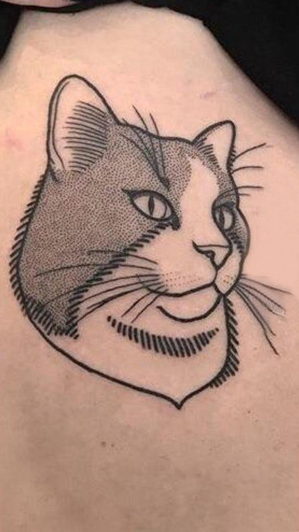 点击大图看下一张：侧腰纹身图 女生侧腰上黑色的猫咪纹身图片