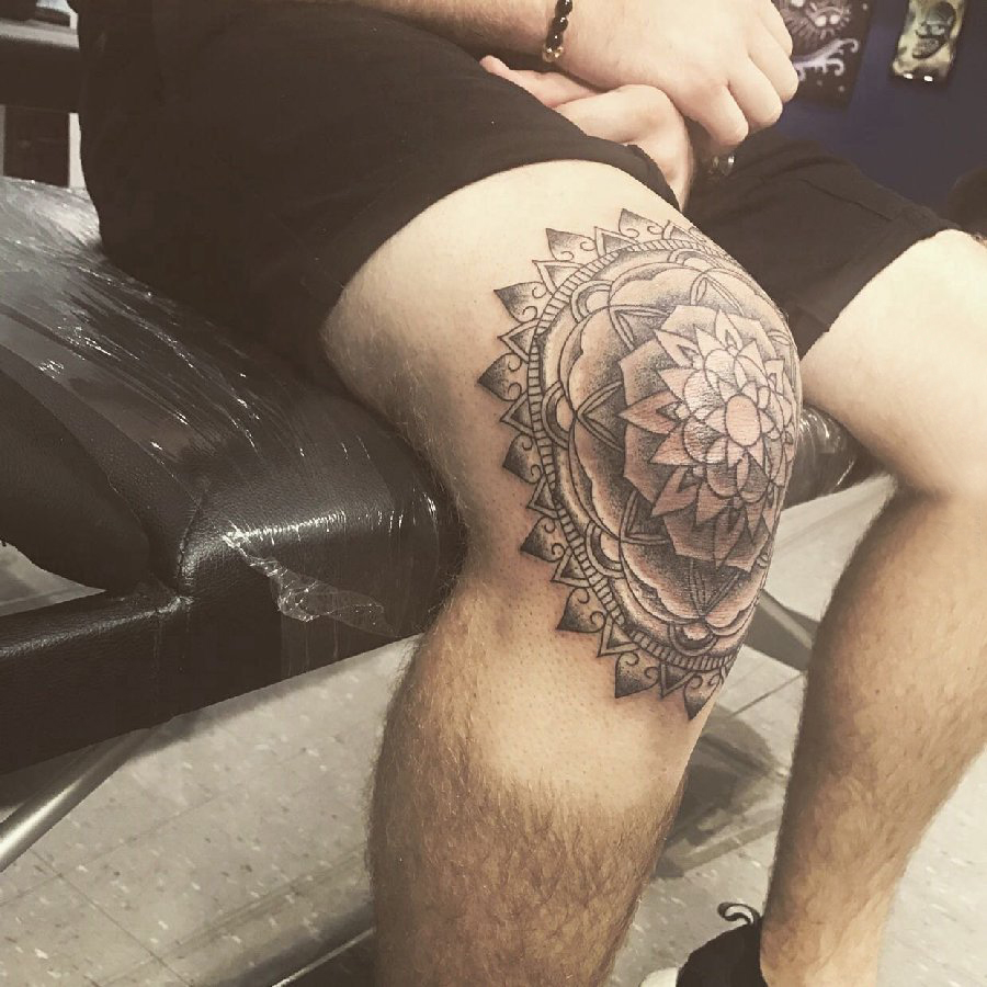 点击大图看下一张：梵花纹身 男生膝盖上梵花纹身图片