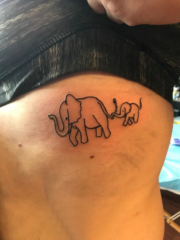 点击大图看下一张：极简线条纹身 女生侧腰上黑色的大象纹身图片