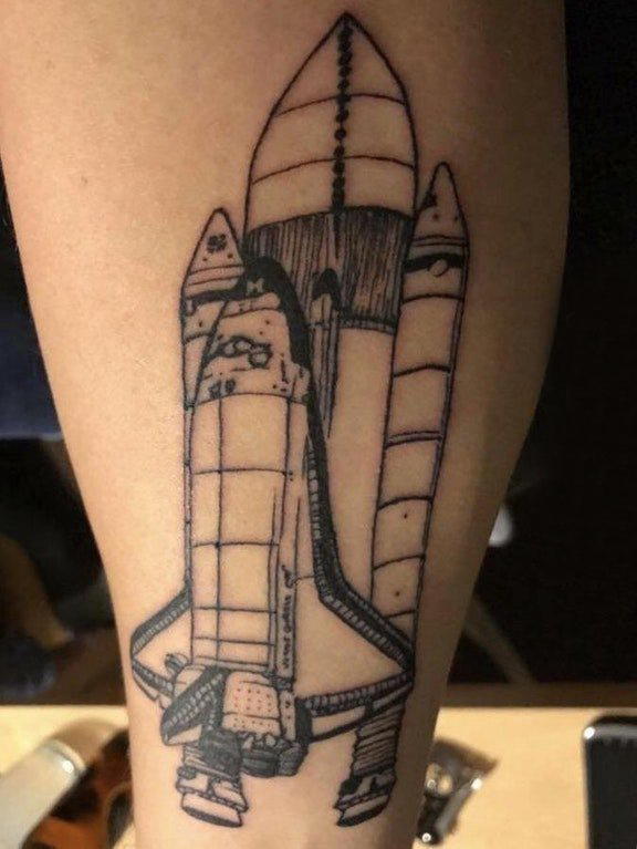 点击大图看下一张：几几何元素纹身 男生小腿上黑色的火箭纹身图片