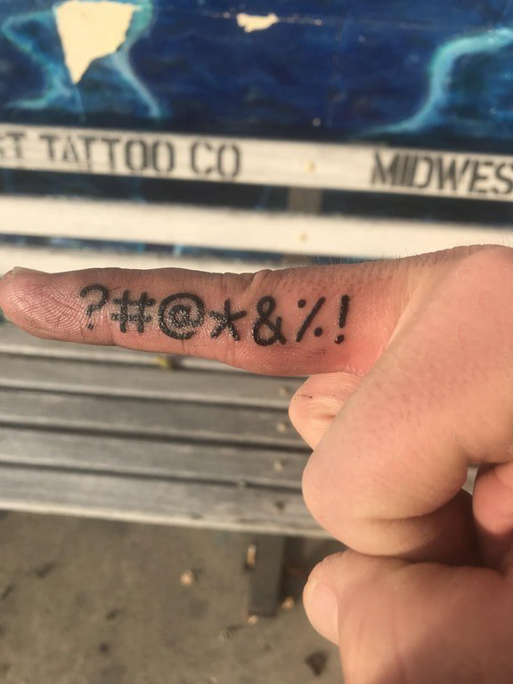 点击大图看下一张：简约手指纹身 男生手指上黑色的符号纹身图片