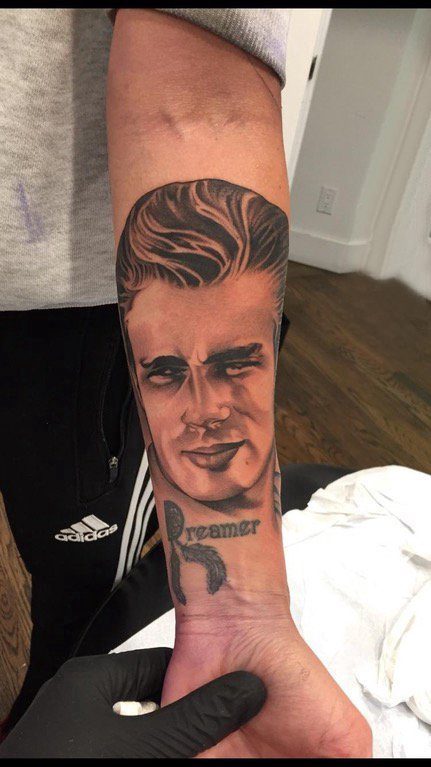 点击大图看下一张：人物肖像纹身 男生手臂上人物纹身图片