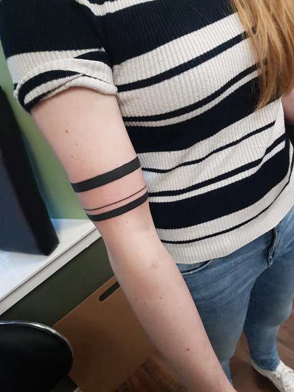 点击大图看下一张：手臂纹身素材 女生手臂上黑色的臂环纹身图片