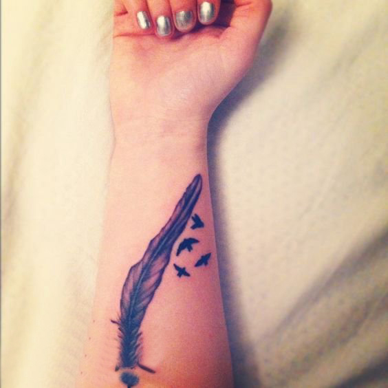 点击大图看下一张：手臂纹身素材 女生手臂上黑色的羽毛纹身图片