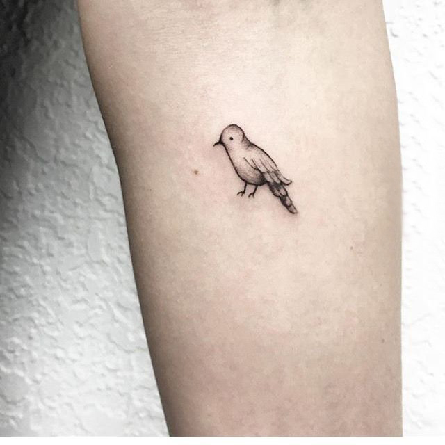 点击大图看下一张：手臂纹身图案女生 女生手臂上黑色的小鸟纹身图片