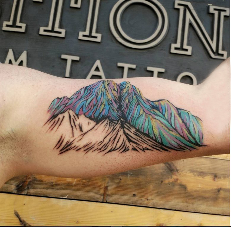 点击大图看下一张：双大臂纹身 男生大臂上彩色的山脉纹身图片