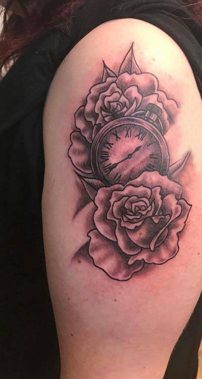 点击大图看下一张：双大臂纹身 女生大臂上玫瑰和时钟纹身图片